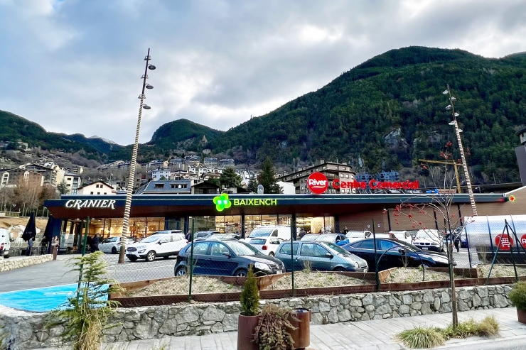 La façana del nou centre comercial River a Encamp.